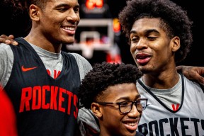 jiuyou-包含休斯敦火箭训练开放日，今夜手感冰凉引欢呼，国王杯在即，赛程密集仍需轮换的词条